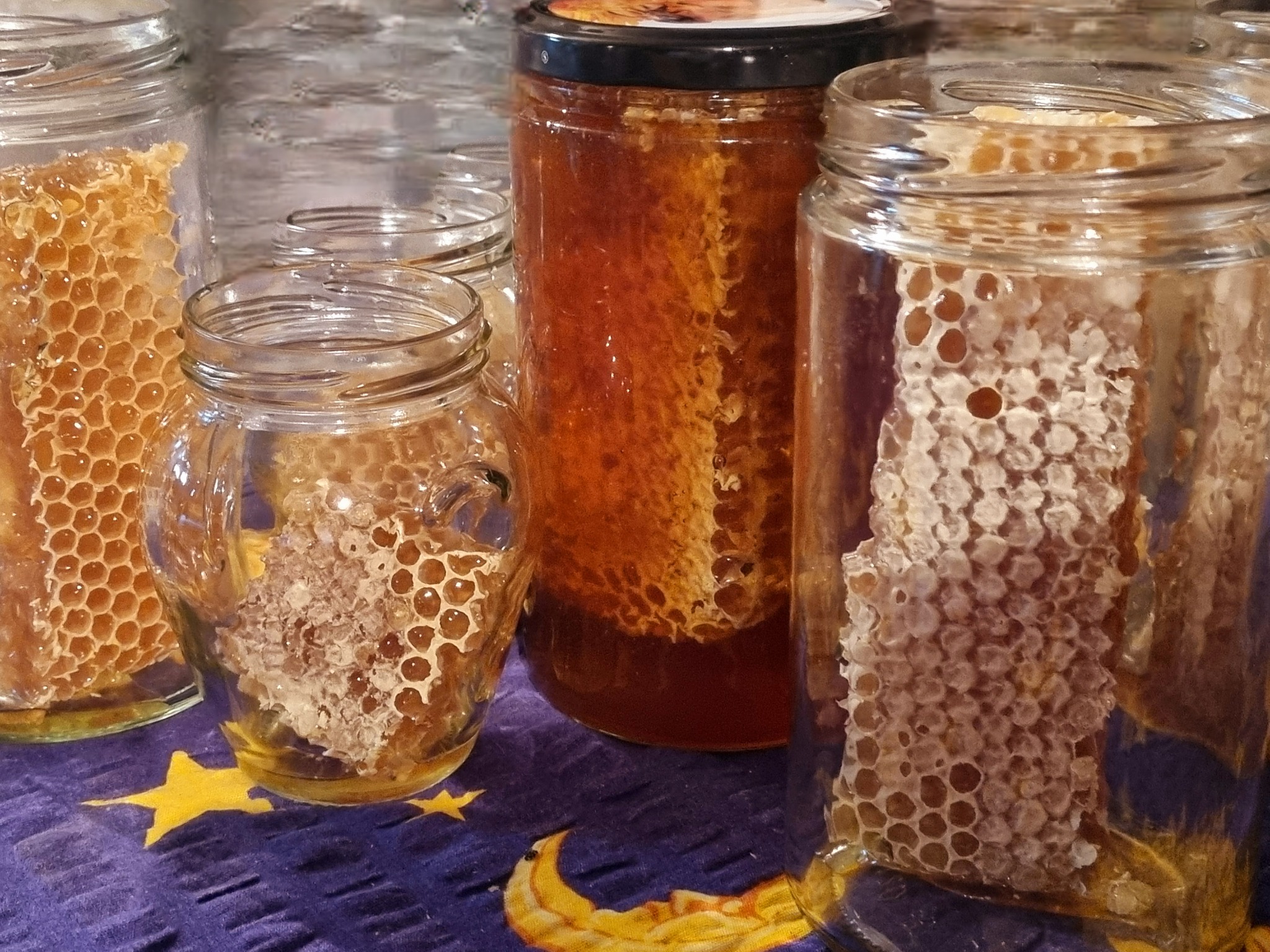 Med in satje v kozarčkih